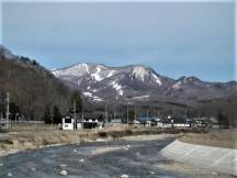 舘岩川と残雪のたかつえスキー場